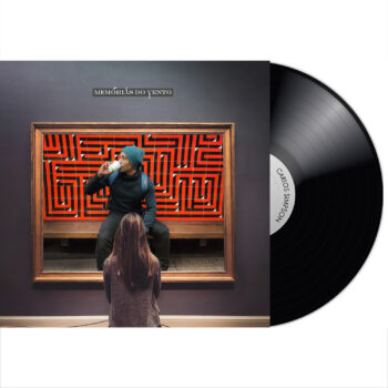 Vinyl album cover for Memórias do Vento by Carlos Simpson, released on December 11, 2020, under Carlos Simpson Music Production. The artwork shows a woman seated in front of a museum-style frame, observing a man inside the frame—Carlos Simpson—sitting on a bench and drinking from a cup, with a bold red and black geometric background. The title Memórias do Vento appears at the top, evoking themes of memory, time, and perception.